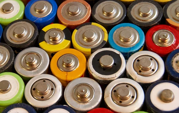 Gebrauchte Batterien verschiedener Hersteller, Abfall, Sammlung und Recycling. — Stockfoto