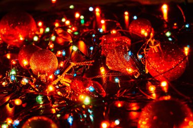 Yatay parlak Noel çelenk ve Noel süslemeleri. Arka plan parlak zengin renk kompozisyonu tasarım konsepti