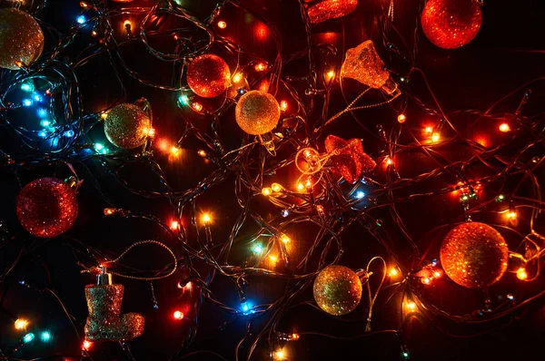 Горизонтальные яркие рождественские гирлянды и рождественские украшения. Концепция дизайна ярко-насыщенного цвета — стоковое фото