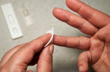 Kadın ellerini yakın, ekspres Hiv testi için bir alkol yastığı ile parmak temizleme