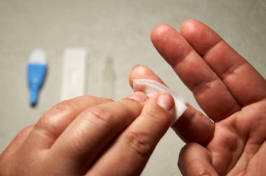 Kadın ellerini yakın, ekspres Hiv testi için bir alkol yastığı ile parmak temizleme