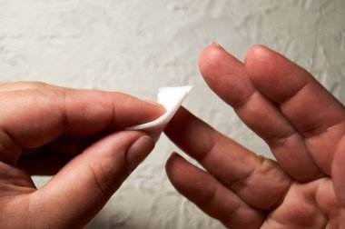 Kadın ellerini yakın, ekspres Hiv testi için bir alkol yastığı ile parmak temizleme