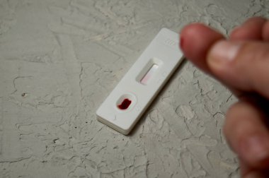 Hiv kendini test parmağı, bir damla kanla. Hiv testi ekspres.