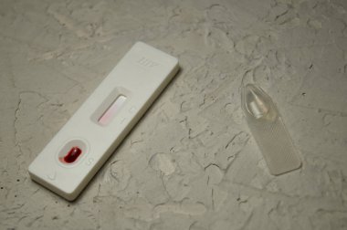 Hiv kendini bir damla kanla test etti. Hiv testi ekspres.
