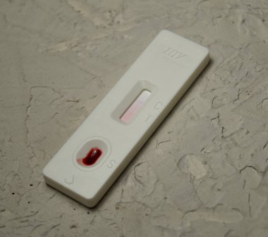 Hiv kendini bir damla kanla test etti. Hiv testi ekspres.