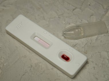 Hiv kendini bir damla kanla test etti. Hiv testi ekspres.