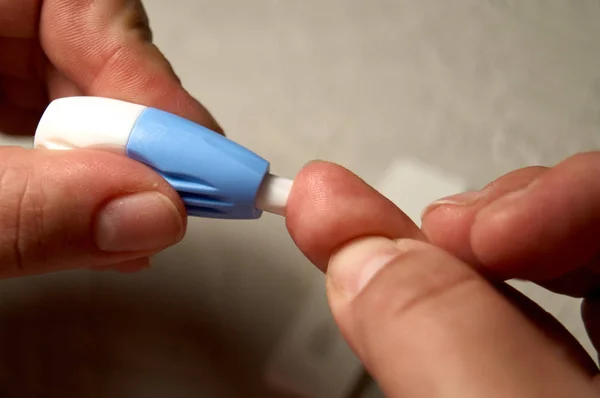 Hiv durumunu kontrol etmek için parmak lancet kullanarak kadın ellerini kapatın. Mavi mızrak. Hiv testi ekspres.