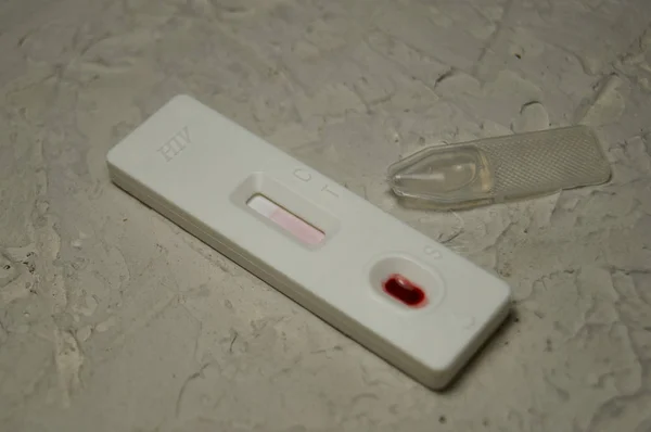 用一滴血进行Hiv自我测试。Hiv 测试快线. — 图库照片