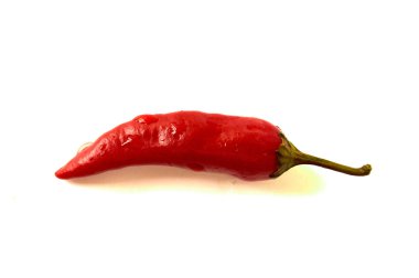 Kırmızı biber biber. Beyaz arka plan üzerinde izole