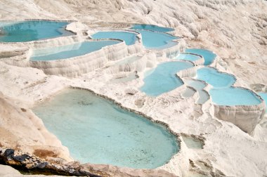 Pamukkale'de traverten havuzları ve terasları doğal manzaralıdır. Türkiye'nin güneybatısında pamuk kale