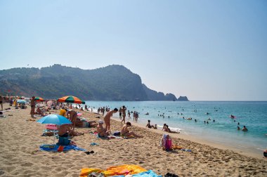 Kleopatra sahilinde ki deniz kıyısı. Türkiye, Alanya. Deniz kenarında rahatlatıcı tatil