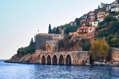 denizden antik tersane ve eski kent manzarası. Alanya, Türkiye.