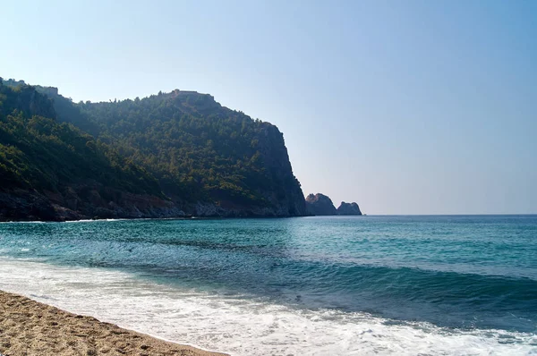 Kleopatra sahilinde ki deniz kıyısı. Türkiye, Alanya. Deniz kenarında rahatlatıcı tatil