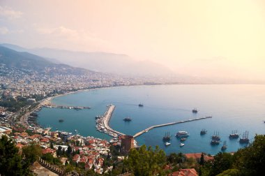 Alanya'da dağda eski şehir Akdeniz manzarası. Türkiye'de tatil, gezi
