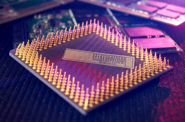 Berbagai chip, papan digital. Komponen perangkat teknis dalam pencahayaan kreatif. Prosesor, RAM dan bagian lain — Stok Foto