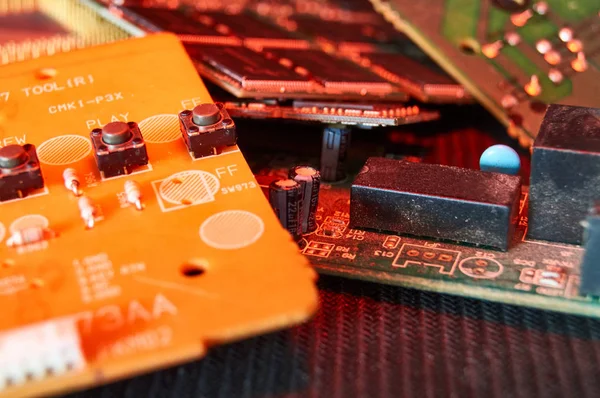 Vários chips, placas digitais. Componentes de dispositivos técnicos em iluminação criativa. Processador, RAM e outras partes — Fotografia de Stock