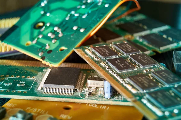 Verschillende chips, digitale boards. Onderdelen van technische apparaten in creatieve verlichting. Processor, RAM en andere onderdelen — Stockfoto