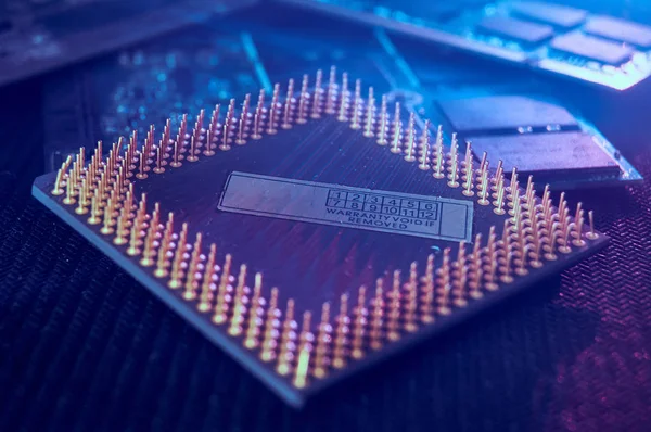 Olika chips, digitala styrelser. Komponenter i teknisk utrustning i kreativ belysning. Processor, ram och andra delar — Stockfoto