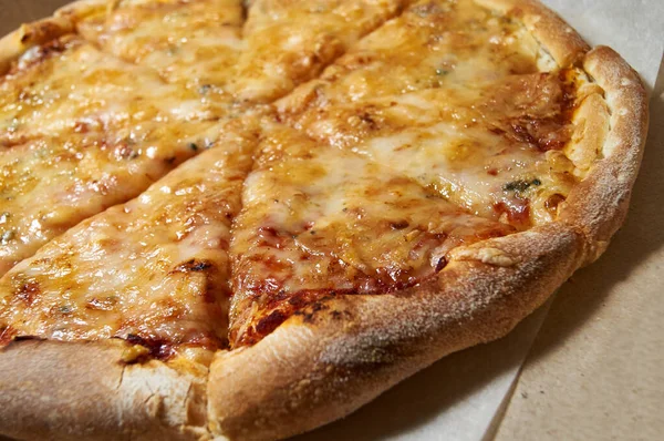 Dört peynirli pizza. Lezzetli sıcak peynirli pizza..