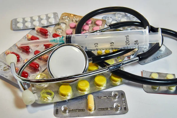Su toplayan Tıbbi İlaçlar Eczacılık Steteskobu. sağlık hizmeti kavramı.