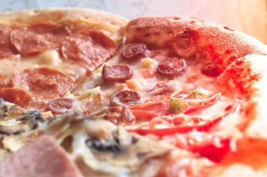 Dört dilim farklı pizza. Mantarlı pizza, pepperoni.,