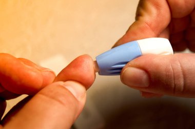 Hiv istatistiklerini kontrol etmek için kadın ellerini neşter kullanarak kapat.