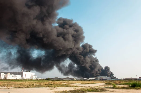Заводской Пожар Черным Дымом — стоковое фото
