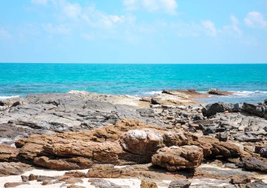 Rock ve sahilde mavi gökyüzü