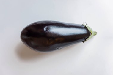 patlıcan beyaz arkaplanda izole edildi