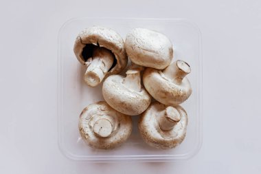 Beyaz arkaplanda izole edilmiş mantarlar