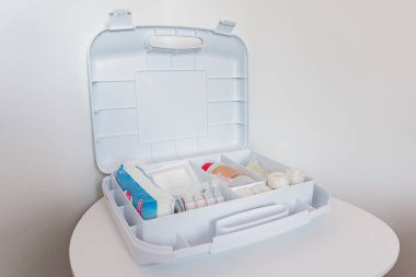 Beyaz arka planda ilaçlı ilk yardım çantası