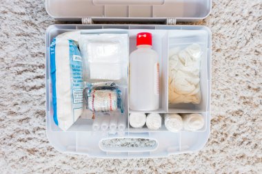 İlaç ve ilaç içeren ilk yardım çantası.