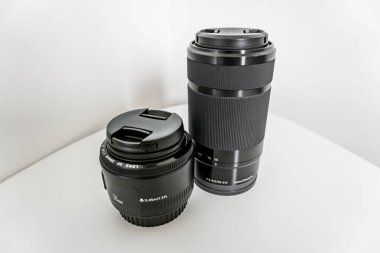 Kamera merceği beyaz arkaplanda izole edildi