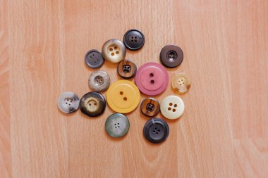 giysi düğmeleri parke zemininde izole