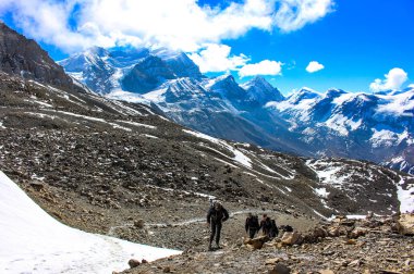 Nepal Himalayalar Trekking zor ve zorlu olmasına rağmen macera ve eğlence için gezginler için en iyi an biridir.