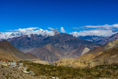 Mustang izole gizli krallık ve Himalayalar straddles ve Tibet Platosu üzerine kuzeye doğru uzanır. Himalayalar'ın yağmur gölgesinde güzel bir manzara sunuyor.
