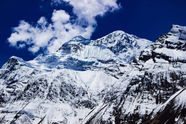 Annapurna Dağı 8.000 metre üzerinde 1 tepe, 7.000 metre üzerinde 13 zirve ve 6.000 metre üzerinde 16 daha fazla içerir. Nepal mücevher arkasından Annapurna Circuit Trek göz kamaştırıcı masif dağlar.