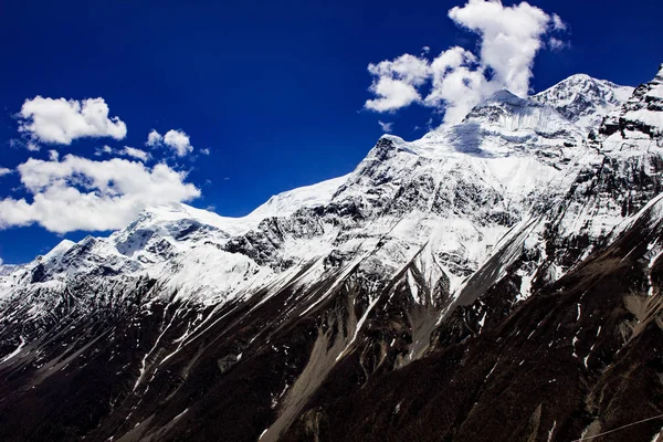 Annapurna Dağı 8.000 metre üzerinde 1 tepe, 7.000 metre üzerinde 13 zirve ve 6.000 metre üzerinde 16 daha fazla içerir. Nepal mücevher arkasından Annapurna Circuit Trek göz kamaştırıcı masif dağlar.