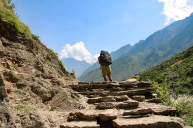 Manaslu Bölgesi'ndeki güzel yeşil manzaralar boyunca dik tepelere kadar trekking zor ama ezici.