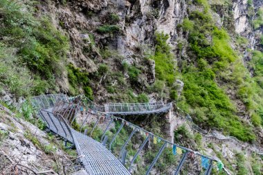 Cantilever Köprüsü ortada buluşan iki kantilden inşa edildi. Manaslu Bölgesindeki sert taş tepede tutun Cantilever köprü Nepal'de bir ve tek. 