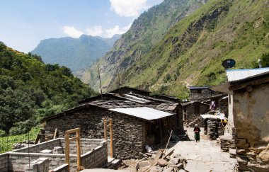 Sirdibas, Gorkha, Nepal'de Philim yakınlarında küçük bir köydür. Tüm evler geleneksel kıyafeti ile taş tan yapılır ancak güzel manzaralar daha güzel hale getirir.