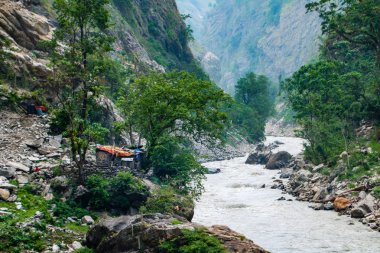 Şelaleler, Akarsular, Nehirler Manaslu ve Tsum vadisinde görülebilir konumlar biridir. Onlar macera seyahat, eğlence, barış, huzurlu ve hayatın büyüleyici an parçası.