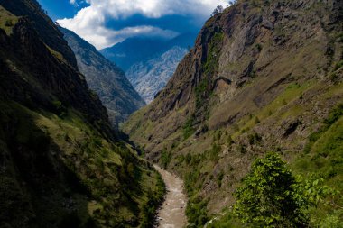 Budigandaki Nehri, Manaslu koruma alanının en önemli nehridir. Manaslu pistine giden yol çoğunlukla Budigandaki Nehri'ni de kapsıyor..