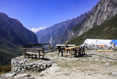 Langtang Vadisi siyah kayalık dağlar arasında yer alır ama manzara çarpıcı bir görünüme sahiptir.