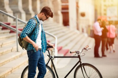 önünde, üniversite ya da yüksek scoolt sonra onun bicyclet sınıflarıyla gözlüklü genç öğrenci