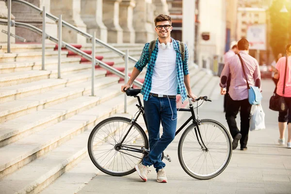 Młody Student Okulary Rower Stojąc Rowerze Ulicy Naprzeciwko Uniwersytetu — Zdjęcie stockowe