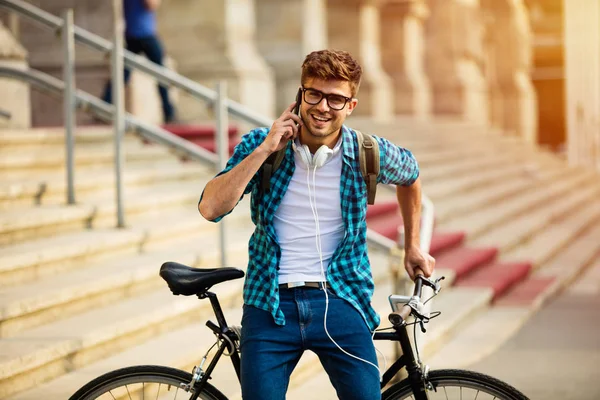 Ung Student Med Glasögon Och Cykeln Stående Sin Cykel Gatan — Stockfoto