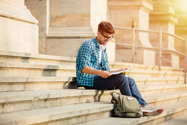 Mladý Student Brýlemi Stojící Schodech Školy Nebo Univerzity Přes Jeho — Stock fotografie