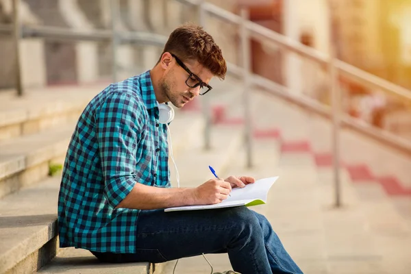 Junger Student Mit Brille Steht Auf Der Treppe Von Schule — Stockfoto