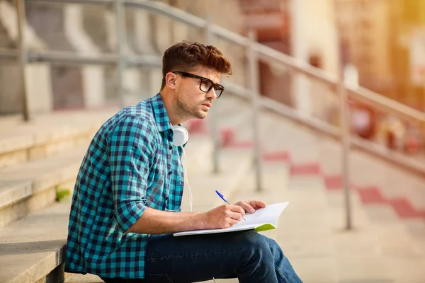 Junger Student Mit Brille Der Auf Der Treppe Der Schule — Stockfoto